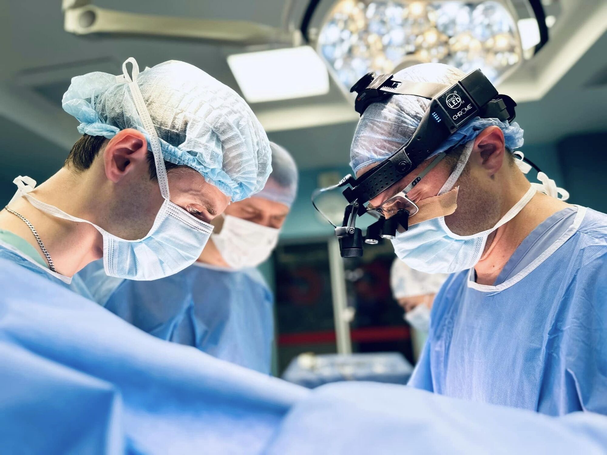 Хирурги во время трансплантации