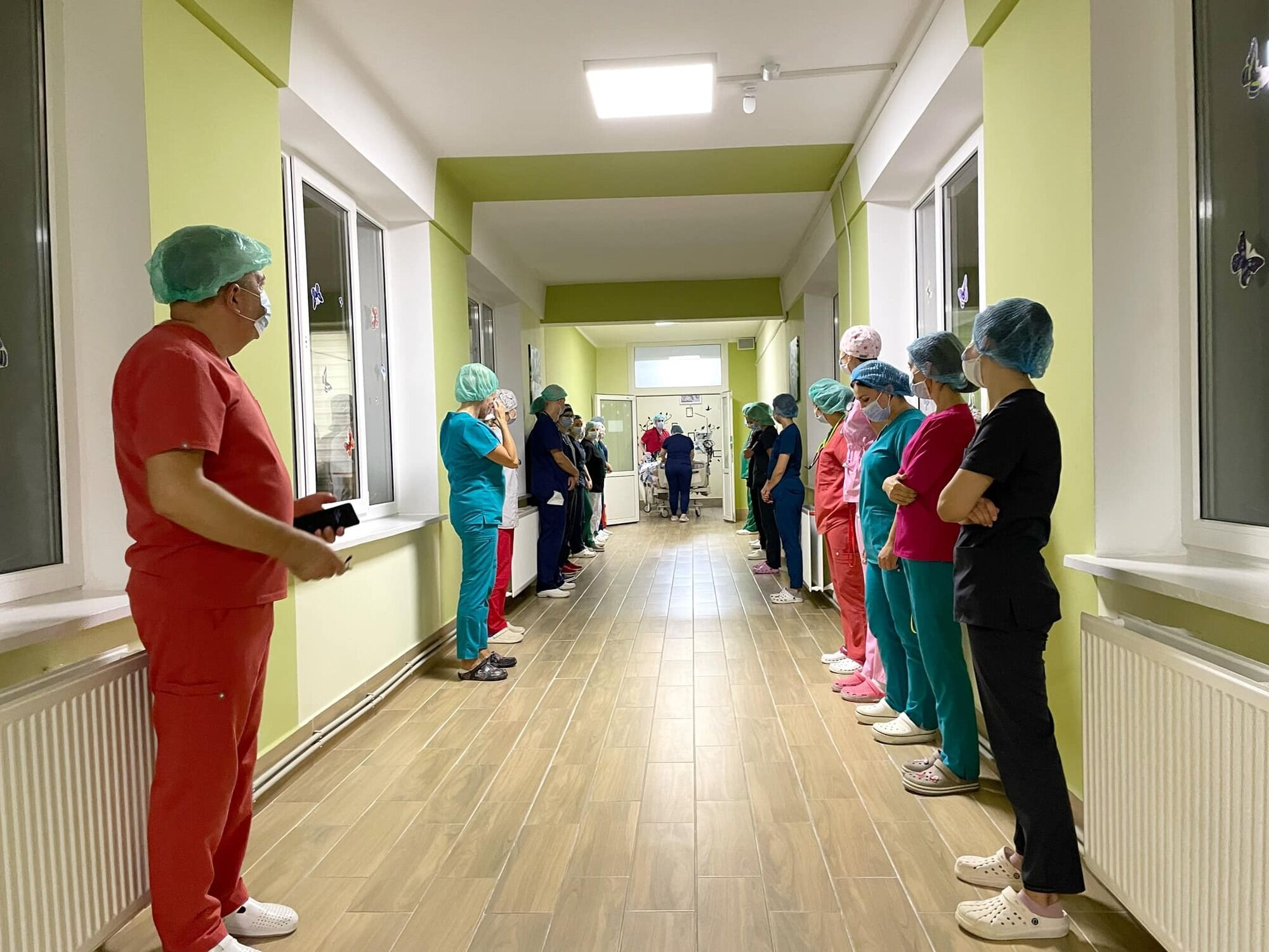 Работники больницы выстроились в коридоре, чтобы почтить память донора