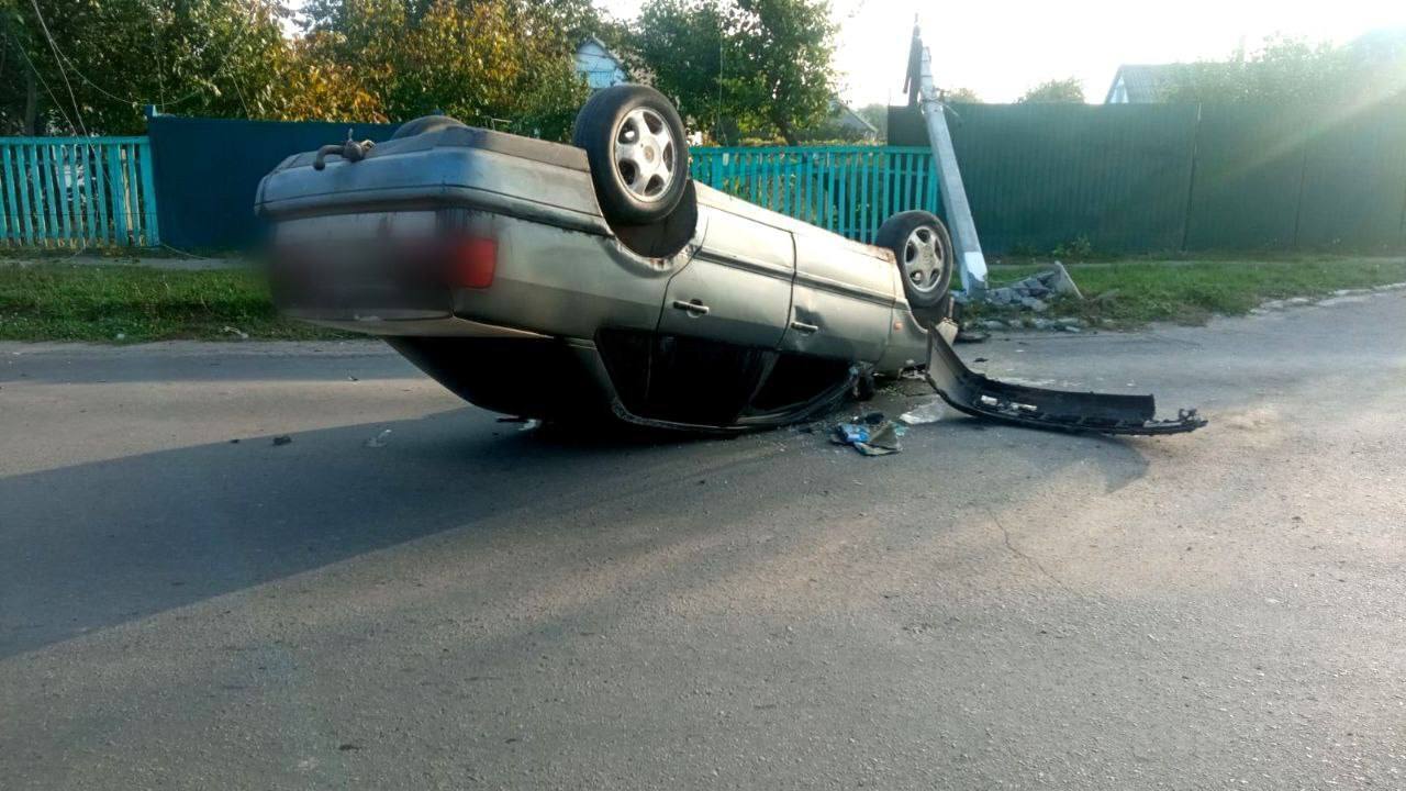 На Київщині легковик протаранив електроопору та перекинувся на дах: є постраждалий. Фото