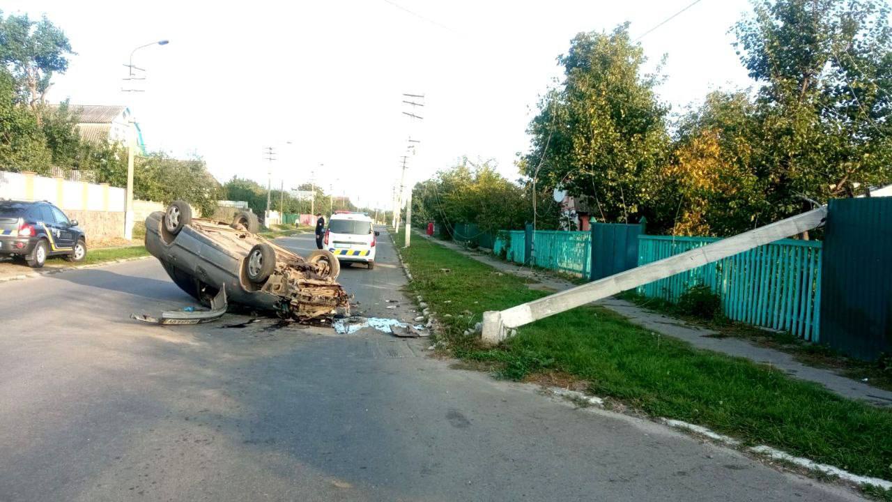 На Київщині легковик протаранив електроопору та перекинувся на дах: є постраждалий. Фото