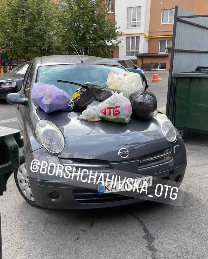 Под Киевом наказали "героя парковки", оставившего машину возле мусорника. Фото