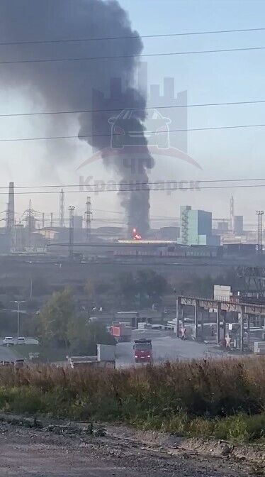 У Красноярську спалахнула потужна пожежа на території алюмінієвого заводу: перед тим чули звук вибуху. Відео 