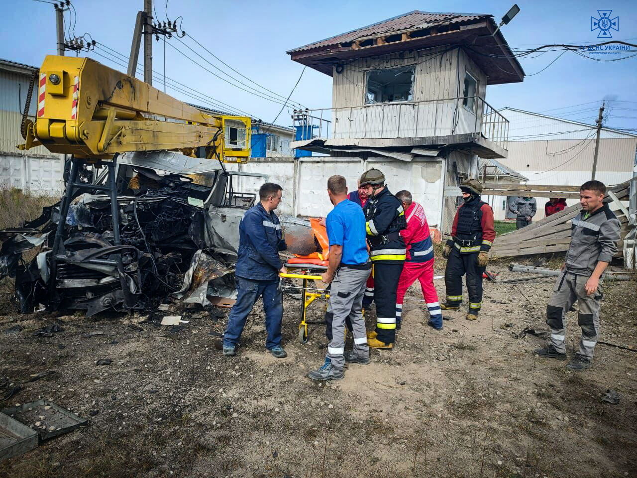 На Київщині на міні підірвалась машина ремонтників: є постраждалі. Фото