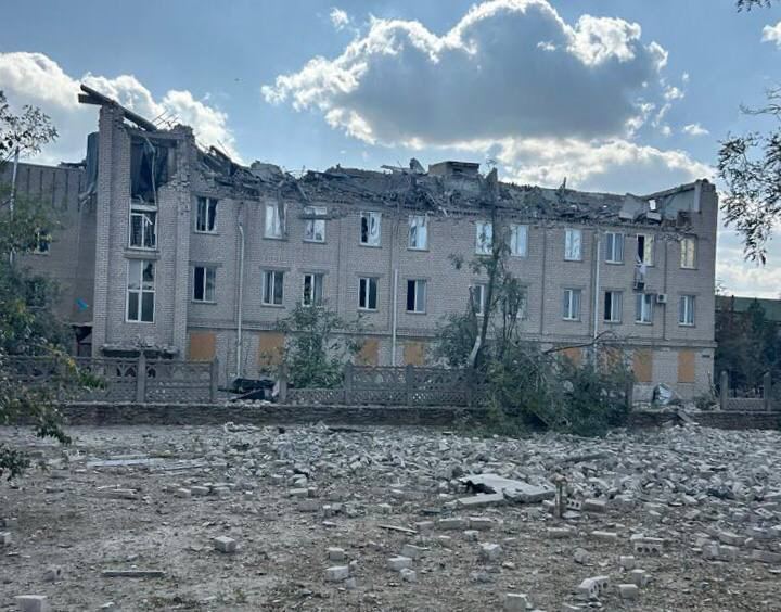 Окупанти завдали удару по лікарні та станції екстреної допомоги в Бериславі: є постраждалі. Фото