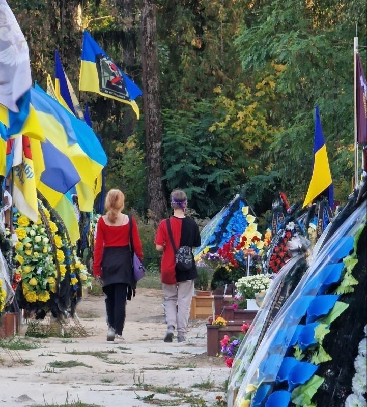 В Киеве малолетние дети ради развлечения обворовывали могилы погибших Героев. Фото