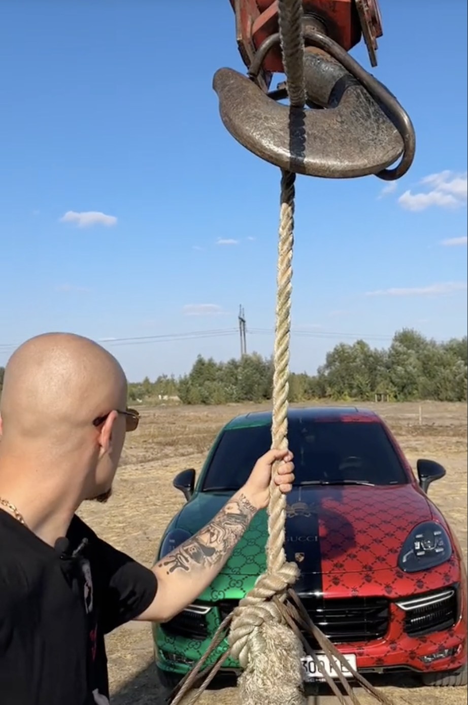 "Краще б віддав ЗСУ": український блогер заради піару розтрощив власний Porsche і зазнав хейту. Відео