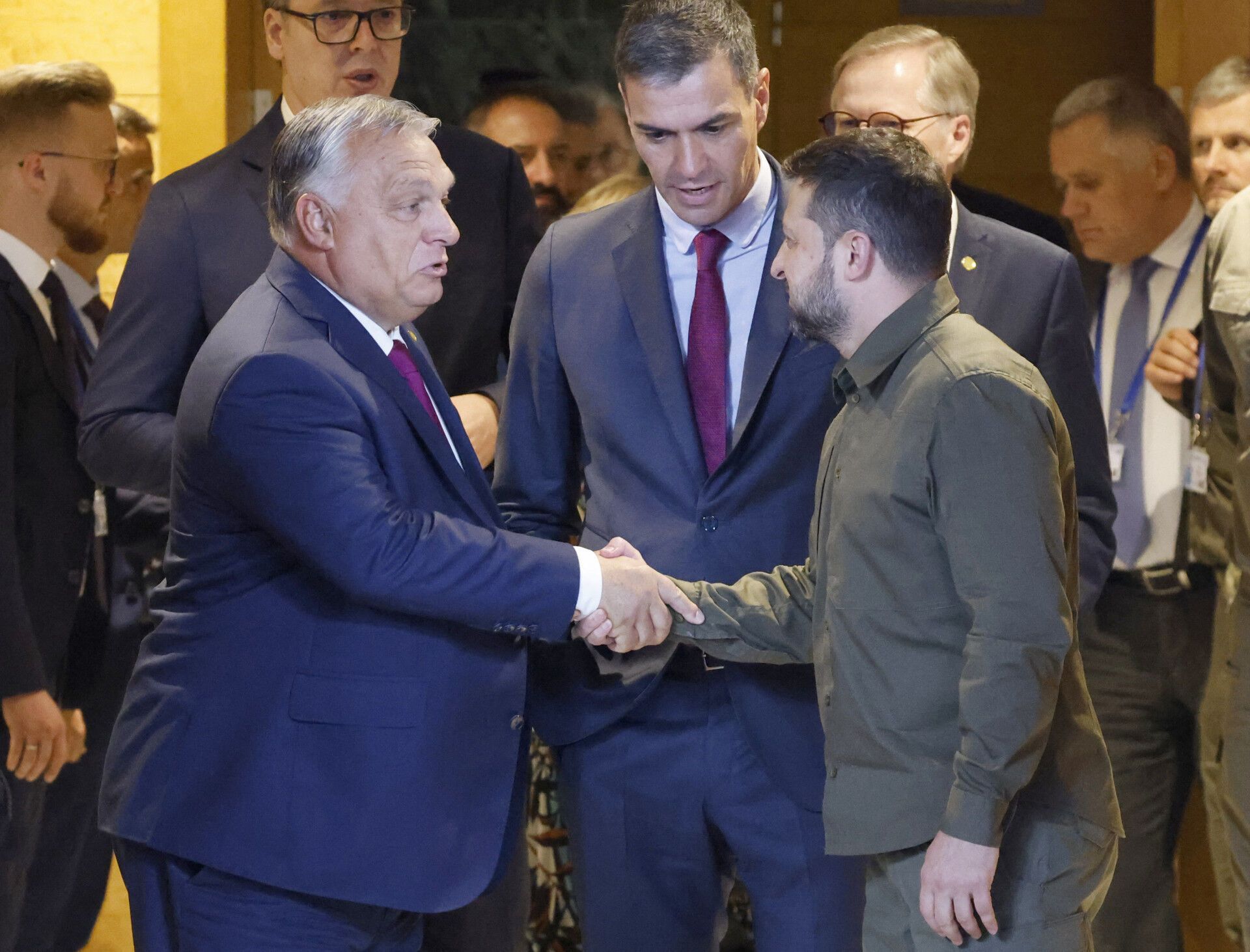 Зеленский и Орбан пожали руки на саммите в Испании: эмоции пророссийского премьера показали на фото