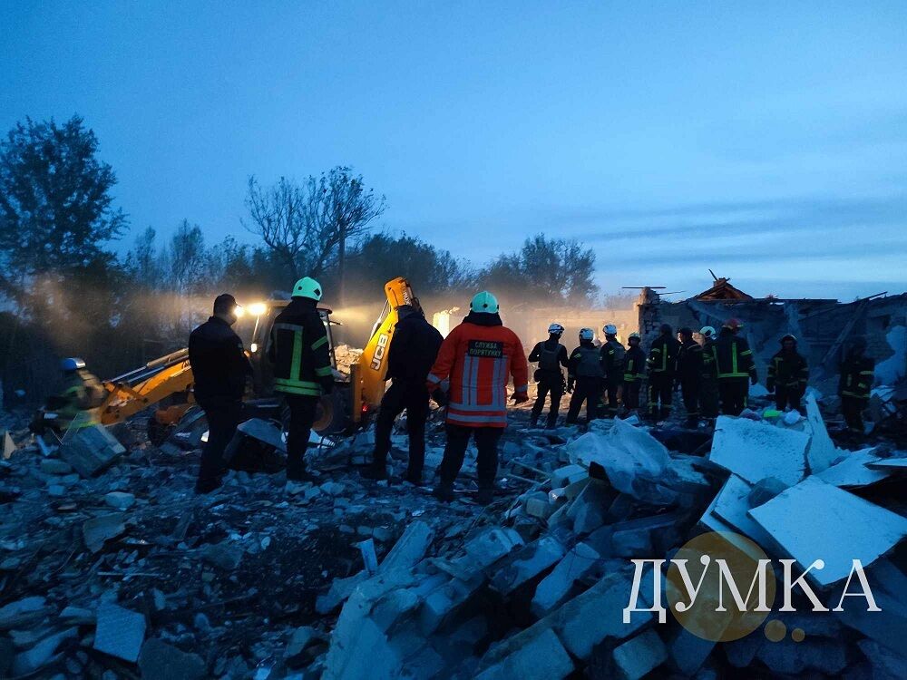 Загинули цілі родини: фоторепортаж із місця удару окупантів по кафе у селі Гроза