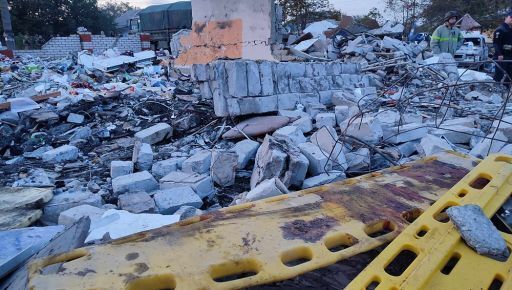 Загинули цілі родини: фоторепортаж із місця удару окупантів по кафе у селі Гроза