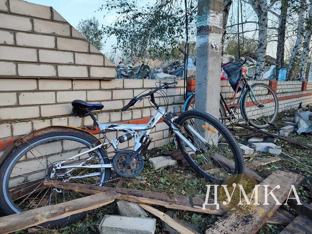 Погибли целые семьи: фоторепортаж с места удара оккупантов по кафе в селе Гроза