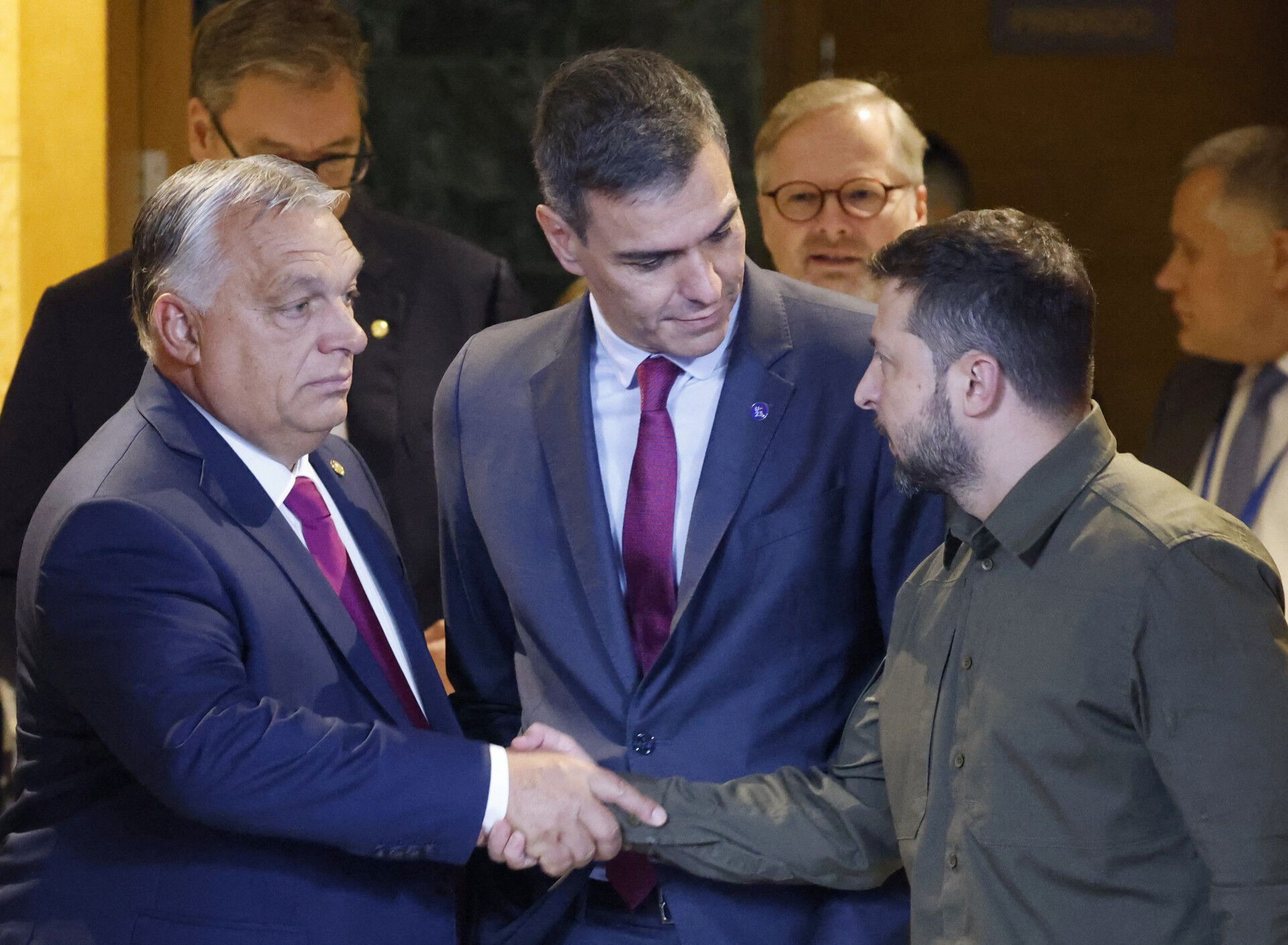 Зеленський і Орбан потисли руки на саміті в Іспанії: емоції проросійського прем’єра показали на фото