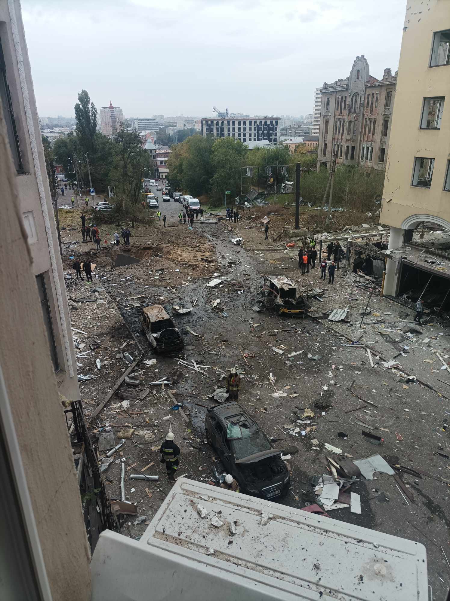 "Усі машини знищено": волонтери з Естонії потрапили під російський обстріл. Фото