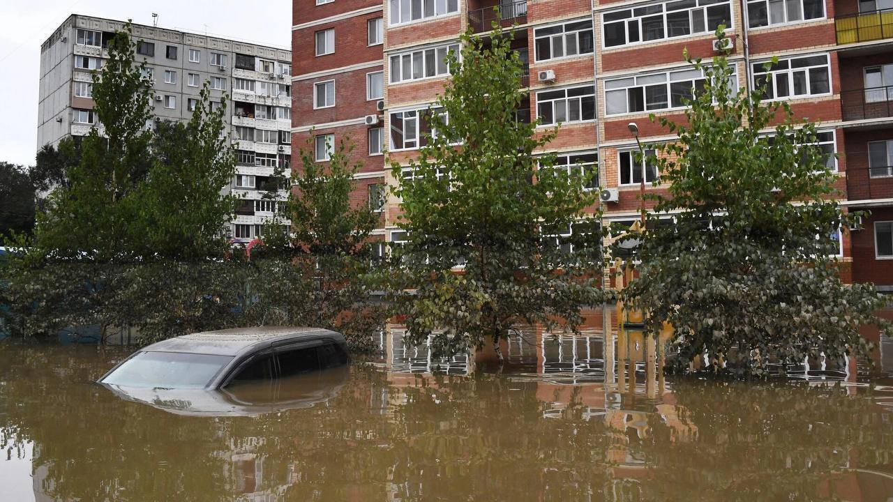 Улицы превратились в реки, тонут авто: российский Южно-Сахалинск затопило из-за мощного тайфуна. Фото и видео