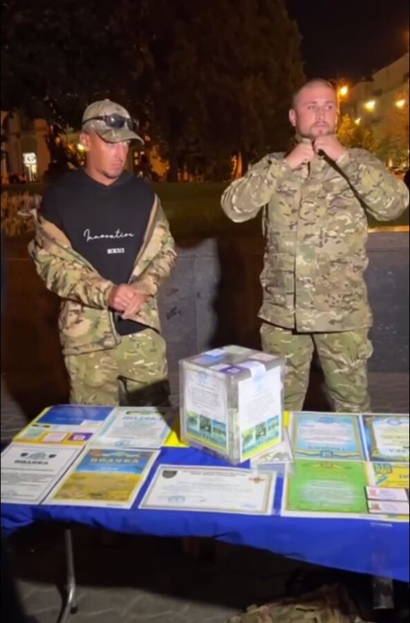 У центрі Києва викрили "волонтерів", які збирали готівку: поліція розслідує шахрайство. Фото та відео