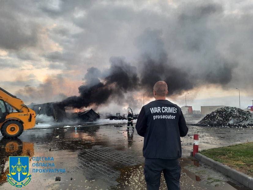 Окупанти атакували припортову інфраструктуру Подунав’я: пошкоджено зерносховище, горіли авто. Фото