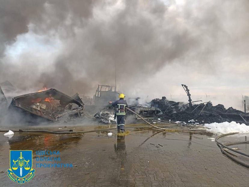 Окупанти атакували припортову інфраструктуру Подунав’я: пошкоджено зерносховище, горіли авто. Фото