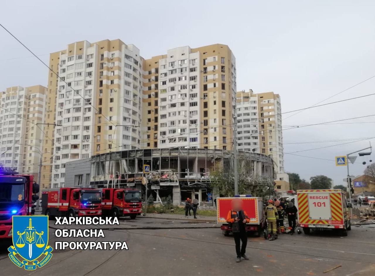 Оккупанты нанесли удар по центру Харькова: погибли два человека, количество пострадавших выросло до 30. Фото и видео