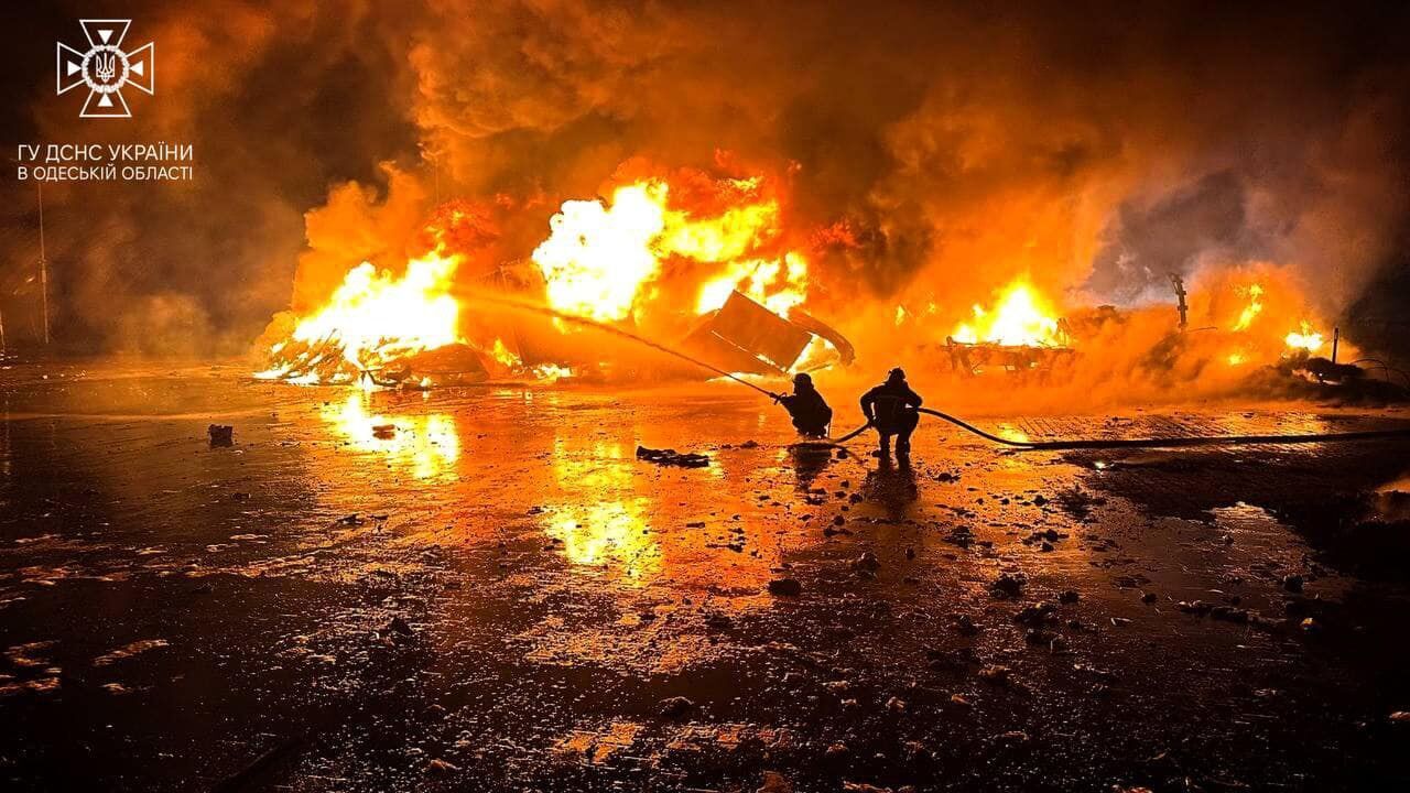 Оккупанты атаковали припортовую инфраструктуру Подунавья: повреждено зернохранилище, горели авто. Фото