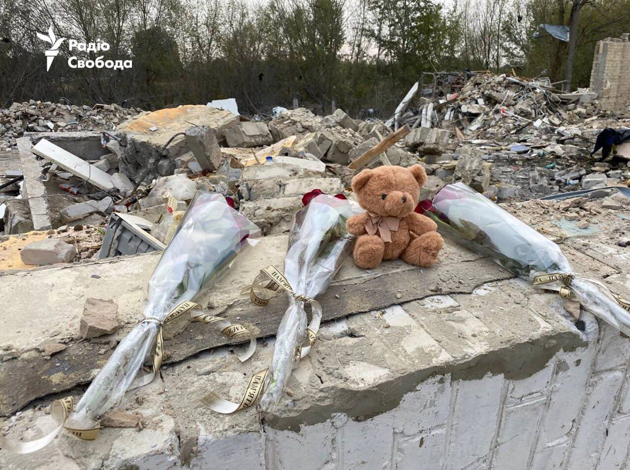 "В каждом доме – по гробу": жительница Грозы рассказала о трагедии, на место удара РФ несут цветы. Фото и видео
