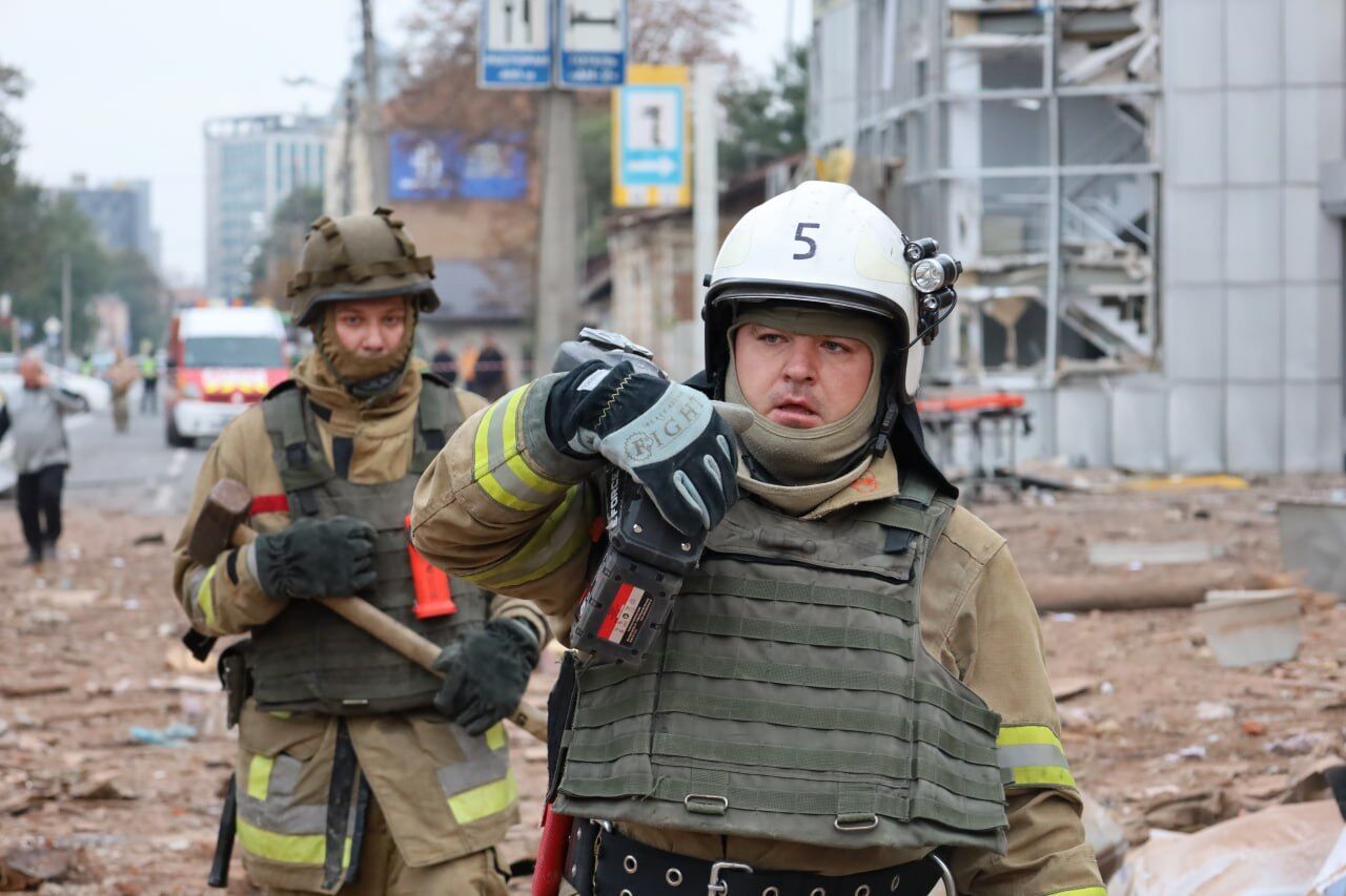 Оккупанты нанесли удар по центру Харькова: погибли два человека, количество пострадавших выросло до 30. Фото и видео