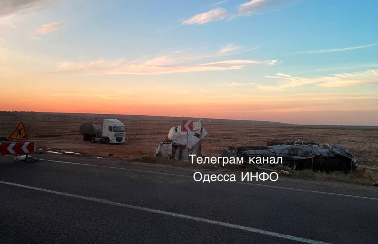 Фура відновленню не підлягає: на Одещині сталась жахлива ДТП за участю двох вантажівок. Фото