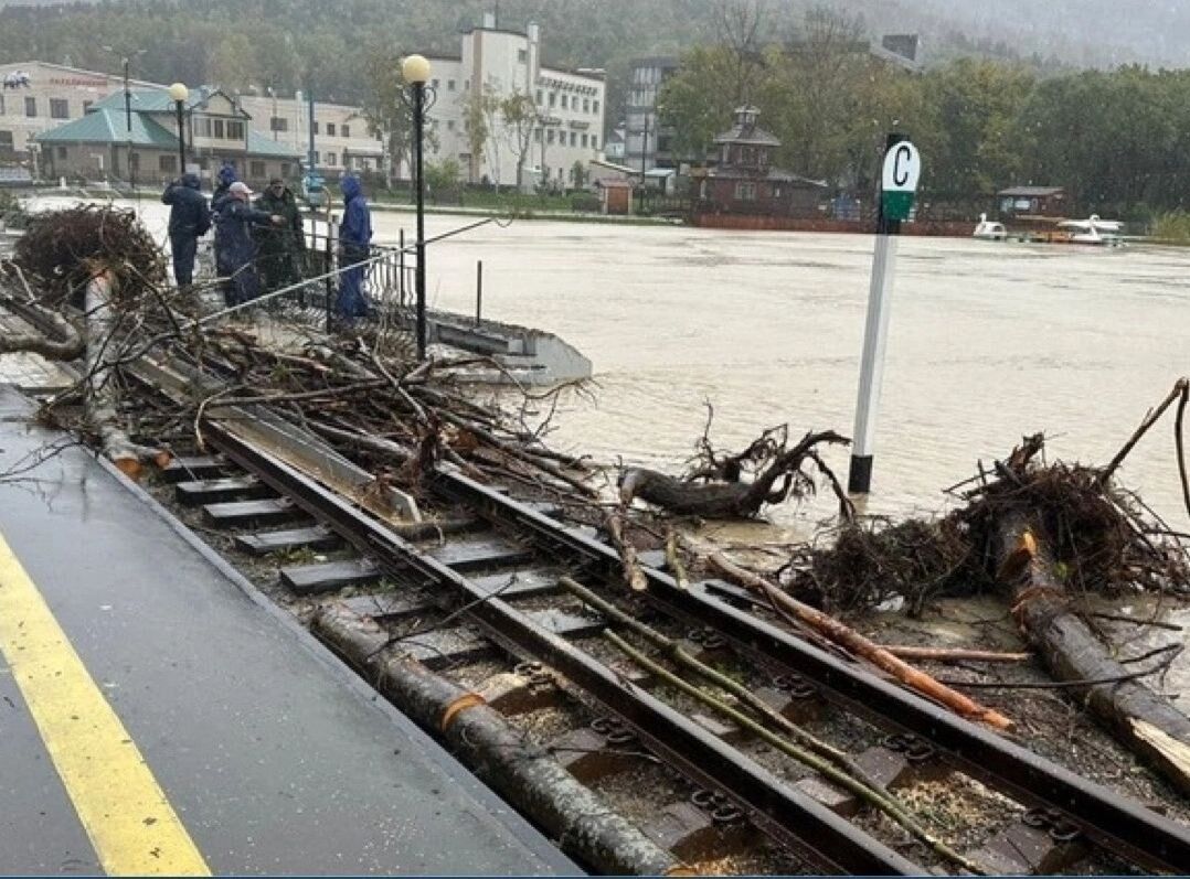 Вулиці перетворилися на річки, тонуть авто: російський Южно-Сахалінськ затопило через потужний  тайфун. Фото і відео
