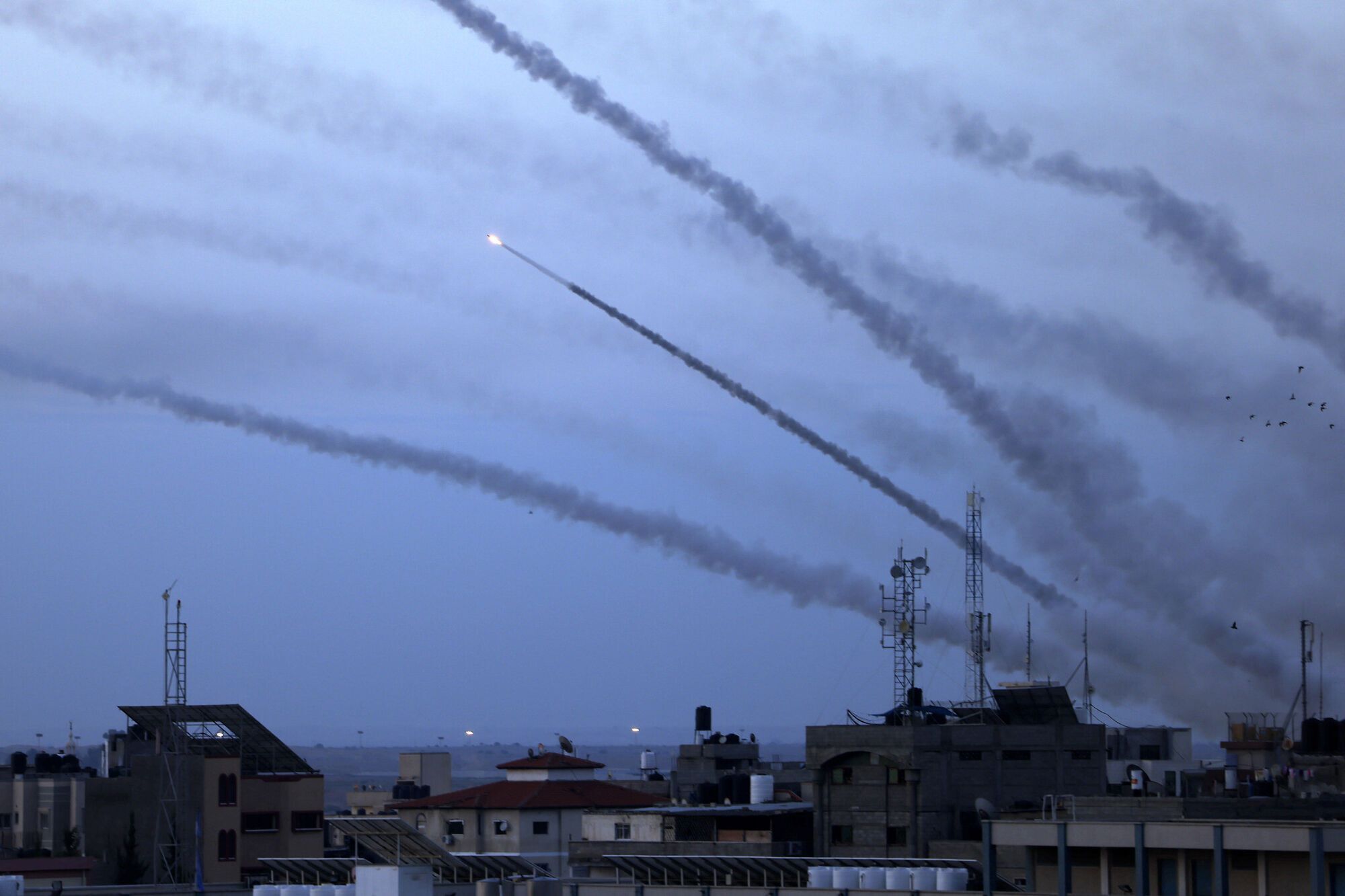 Появилось видео прямого попадания ракеты в жилой дом в Тель-Авиве