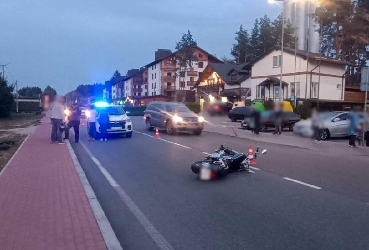 Под Киевом мотоциклист на скорости протаранил попутный автомобиль: есть пострадавший. Фото