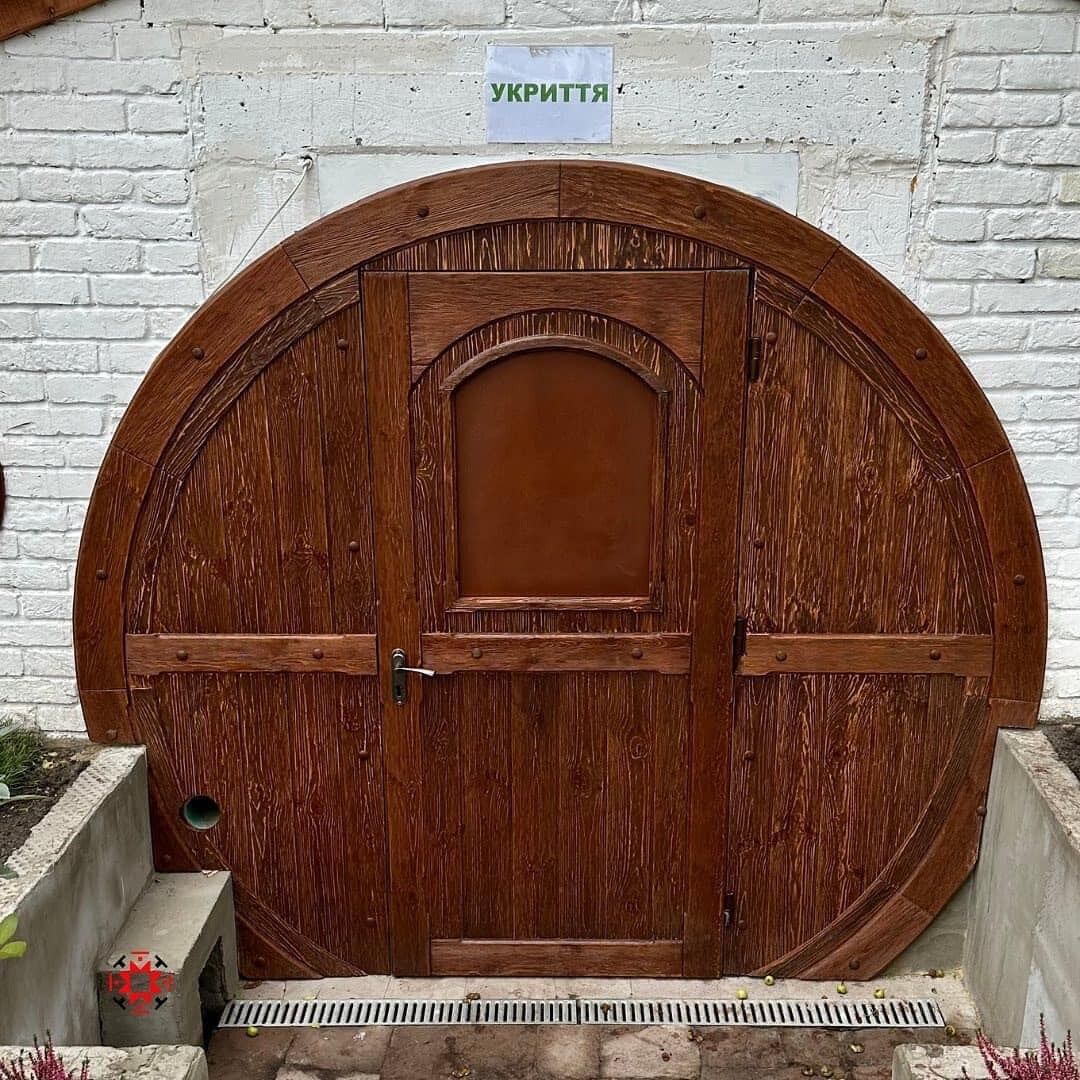 В Киевской области для начальной школы построили уникальное укрытие в виде домика Хоббитов. Фото и видео