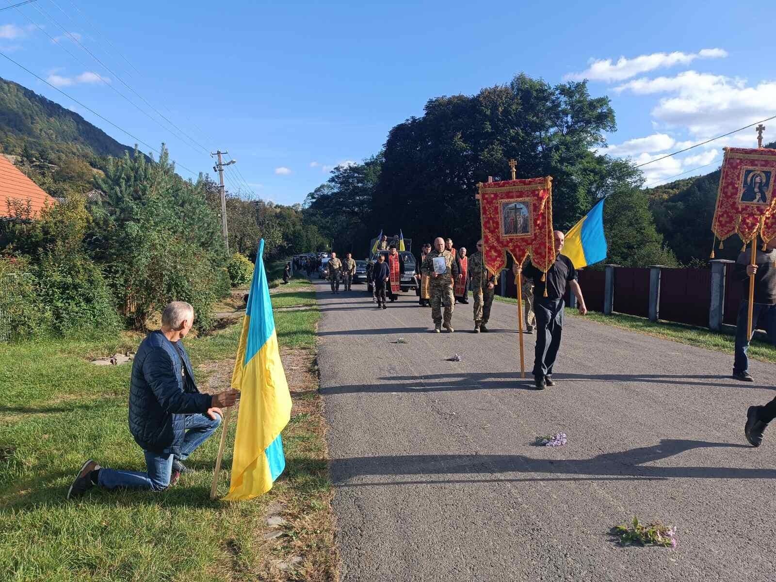 Патріоти принесли українські прапори