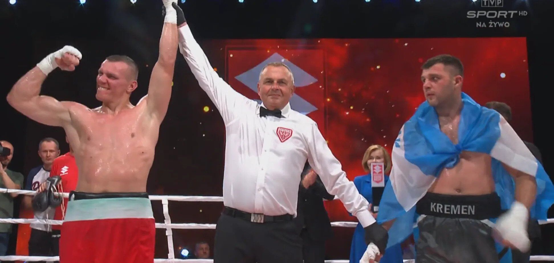 Известный украинский тяжеловес нокаутом завоевал два чемпионских титула. Видео