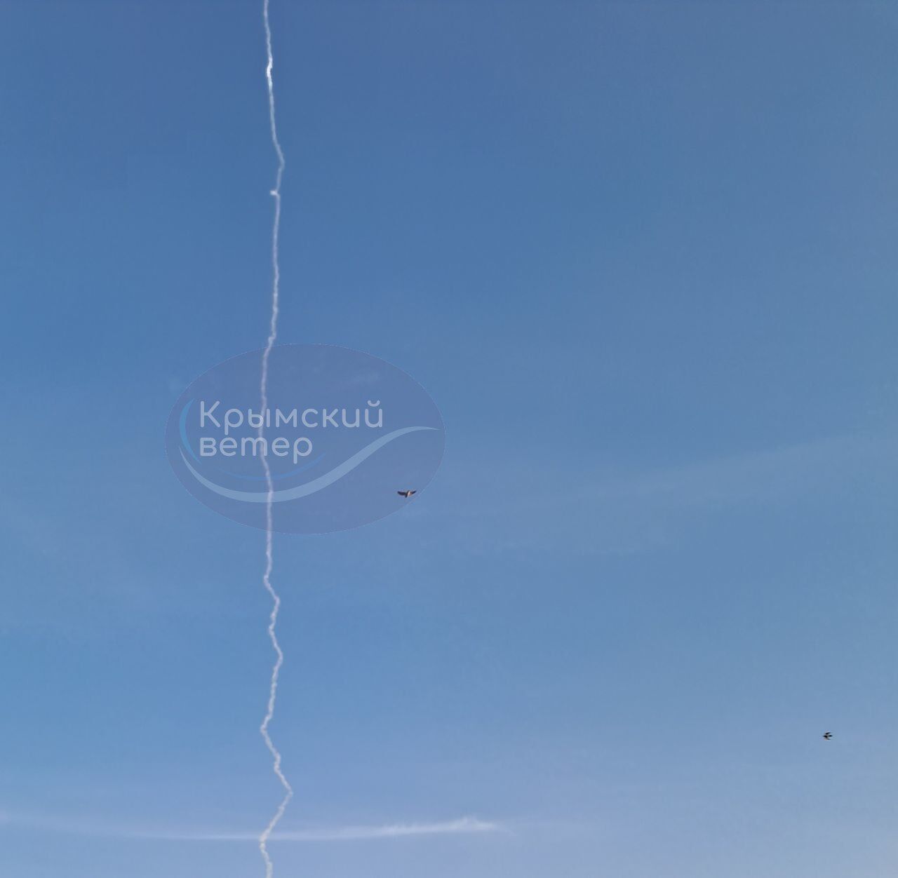 В окупованому Криму чули звуки вибухів, видніється дим. Фото