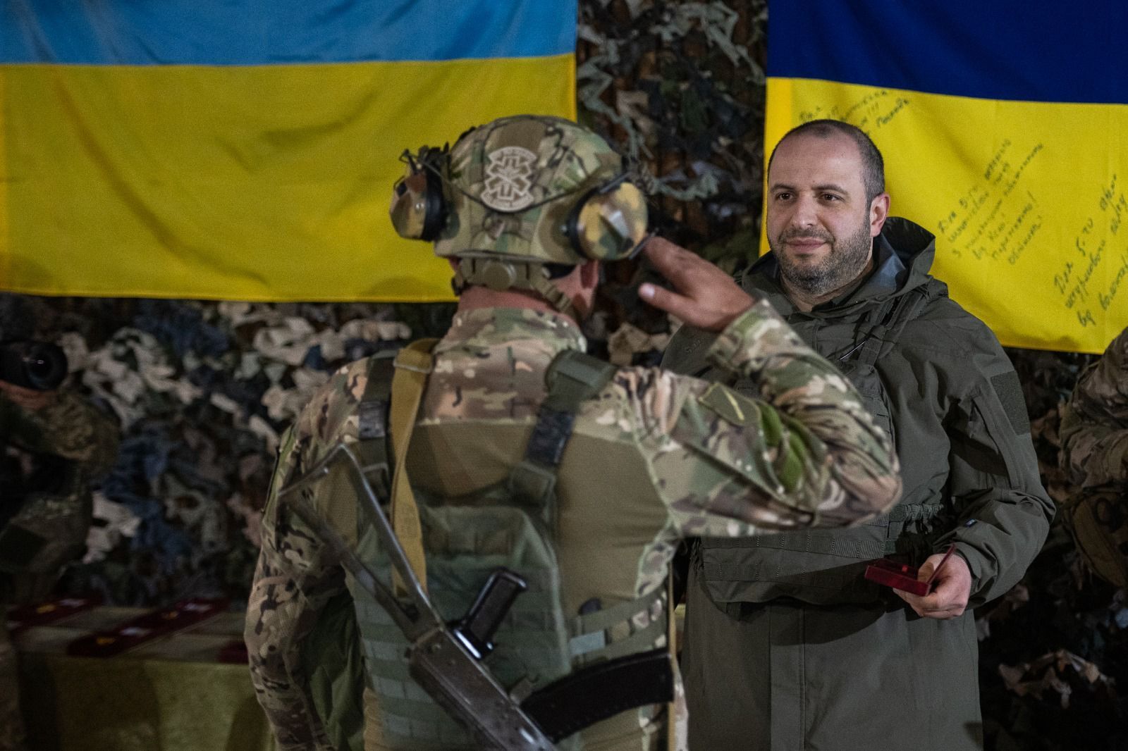 Умєров відвідав основний командний пункт Бахмутського напрямку і вручив нагороди воїнам ЗСУ. Фото 