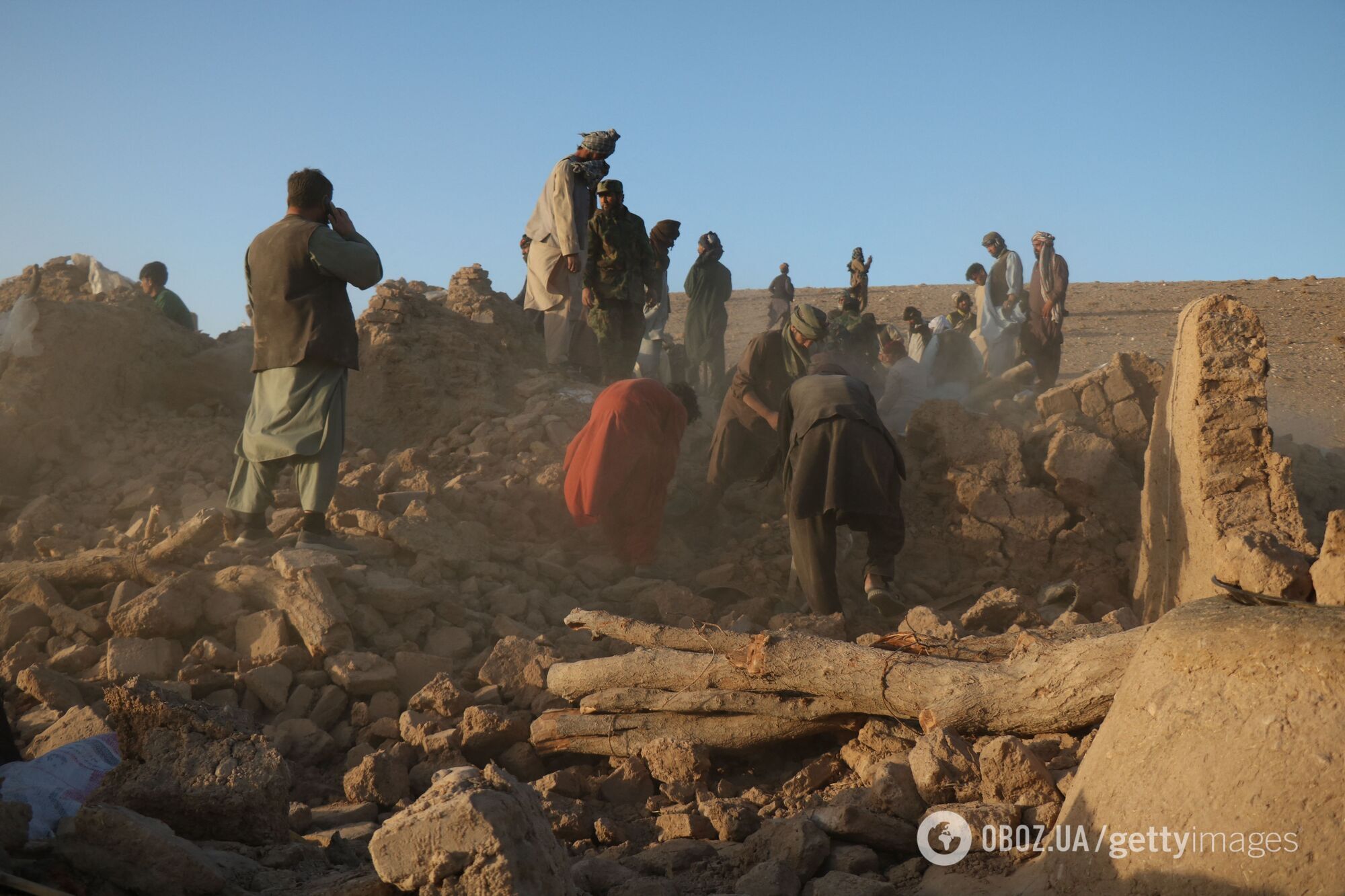 Афганистан потрясло мощное землетрясение: погибли почти 2,5 тысячи человек, разрушены сотни домов. Фото и видео