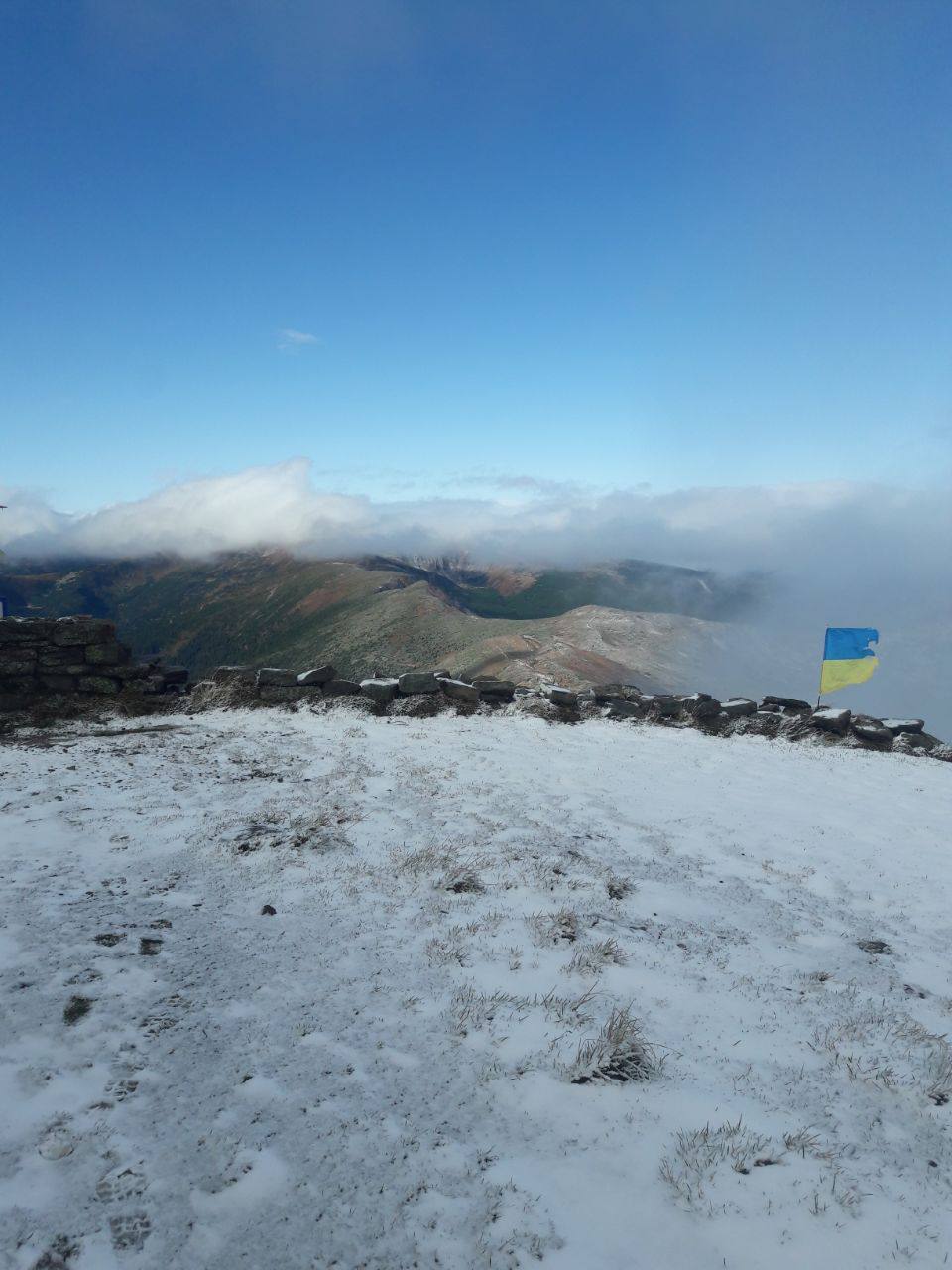 В Карпатах выпал первый снег. Фото и видео