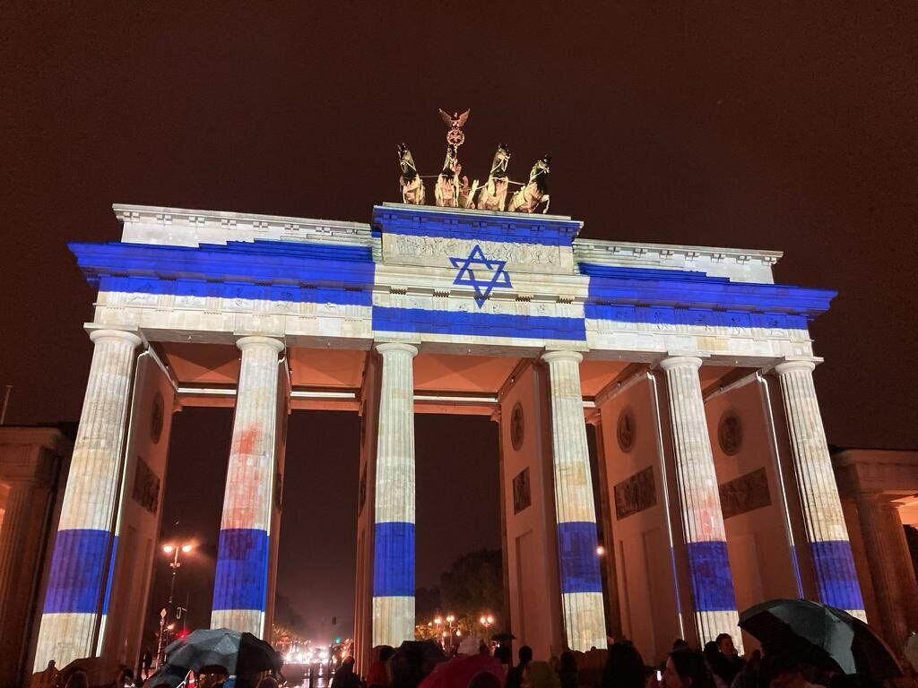 Бранденбургские ворота в Берлине вечером 7 октября 2023 г.