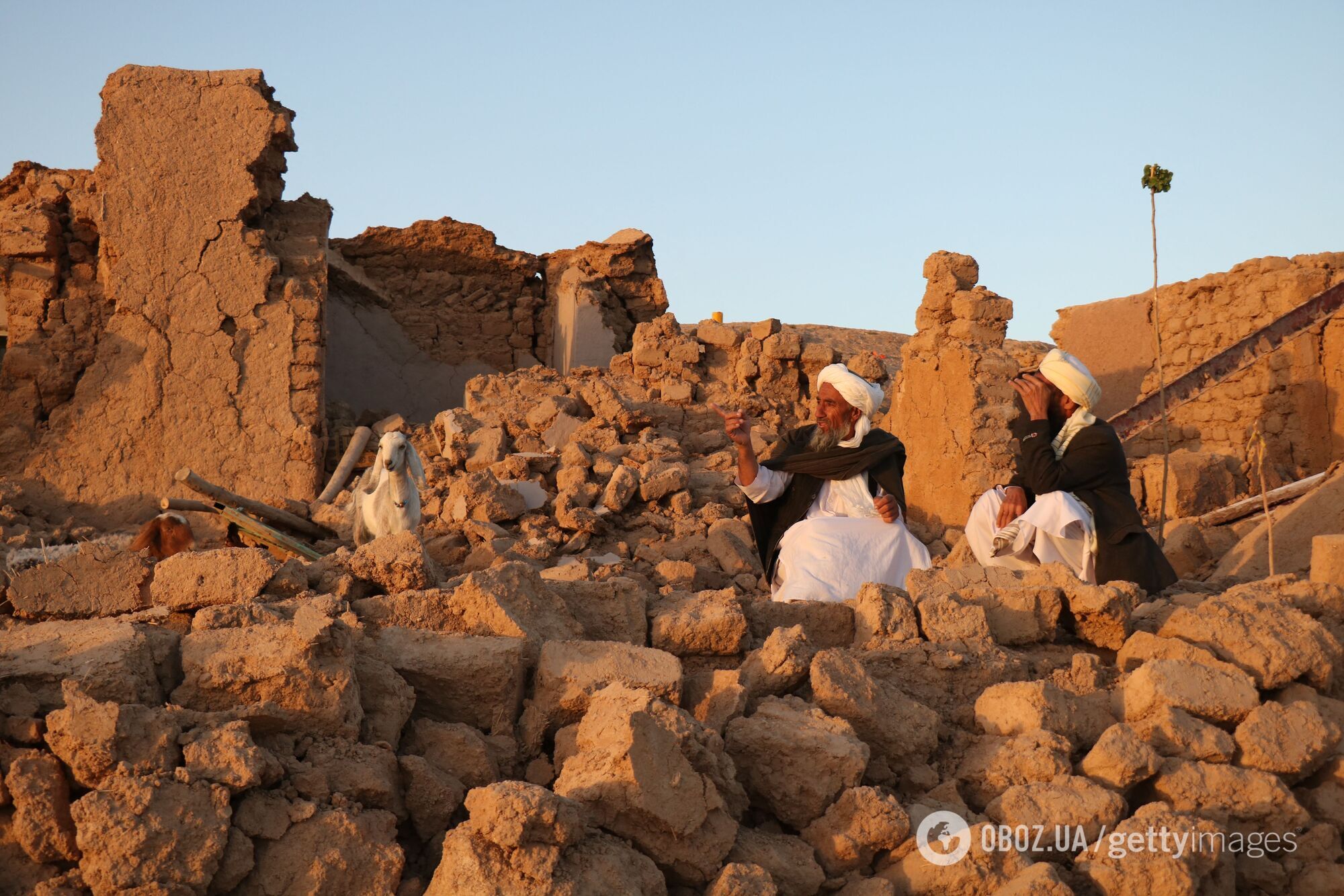 Афганистан потрясло мощное землетрясение: погибли почти 2,5 тысячи человек, разрушены сотни домов. Фото и видео