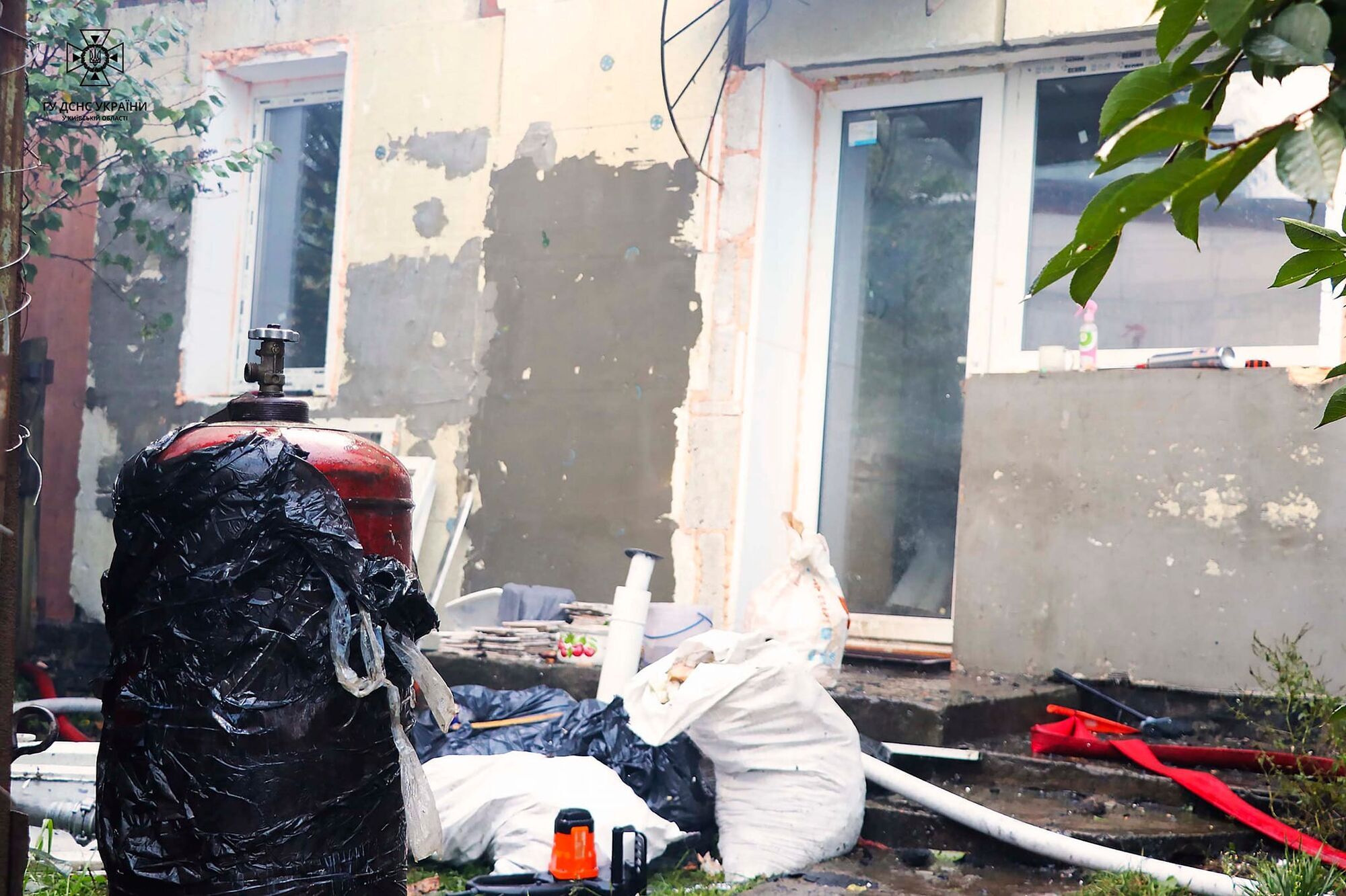 На Київщині рятувальники під час пожежі у будинку запобігли вибуху: фото і подробиці