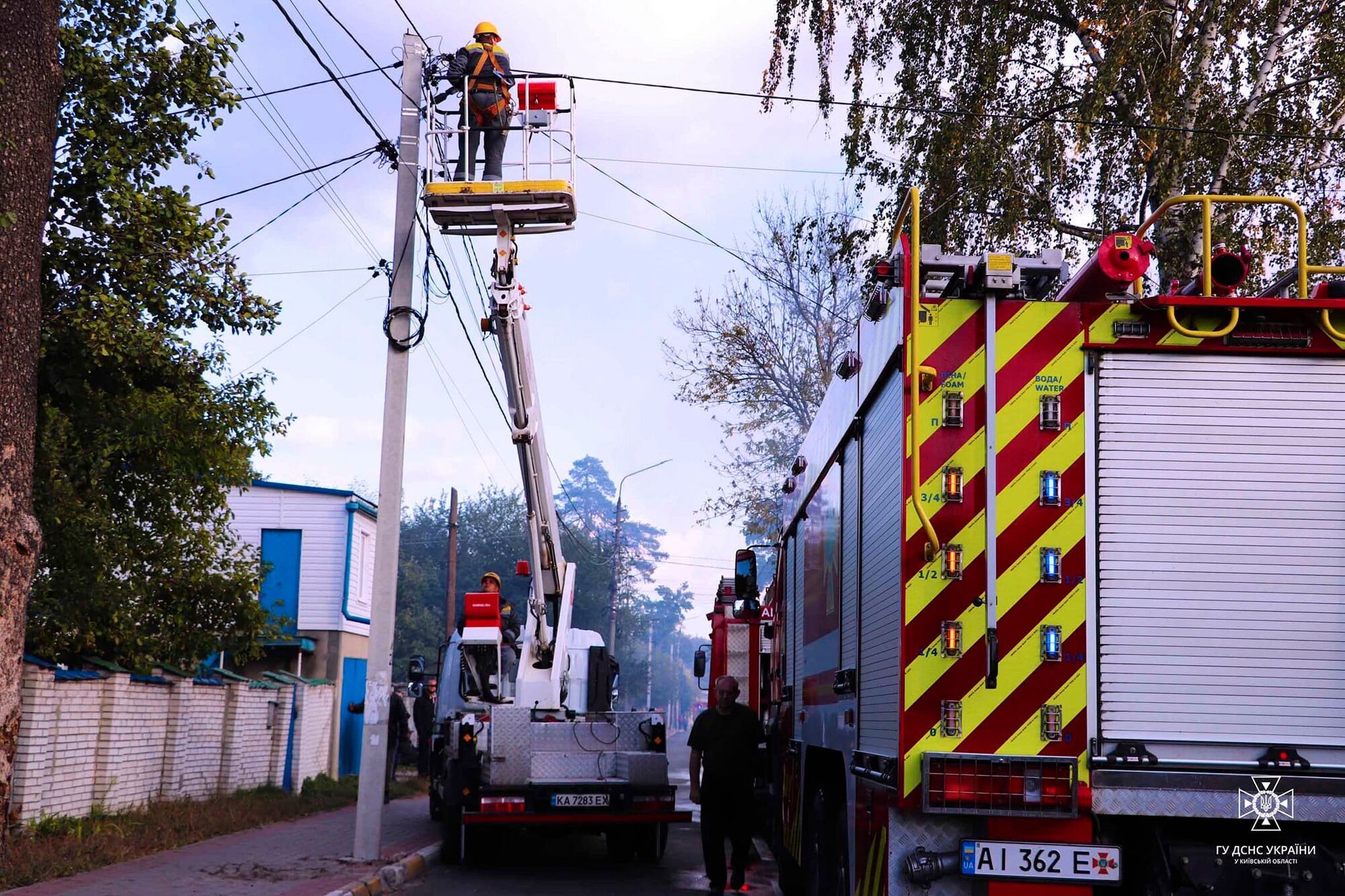 На Київщині рятувальники під час пожежі у будинку запобігли вибуху: фото і подробиці