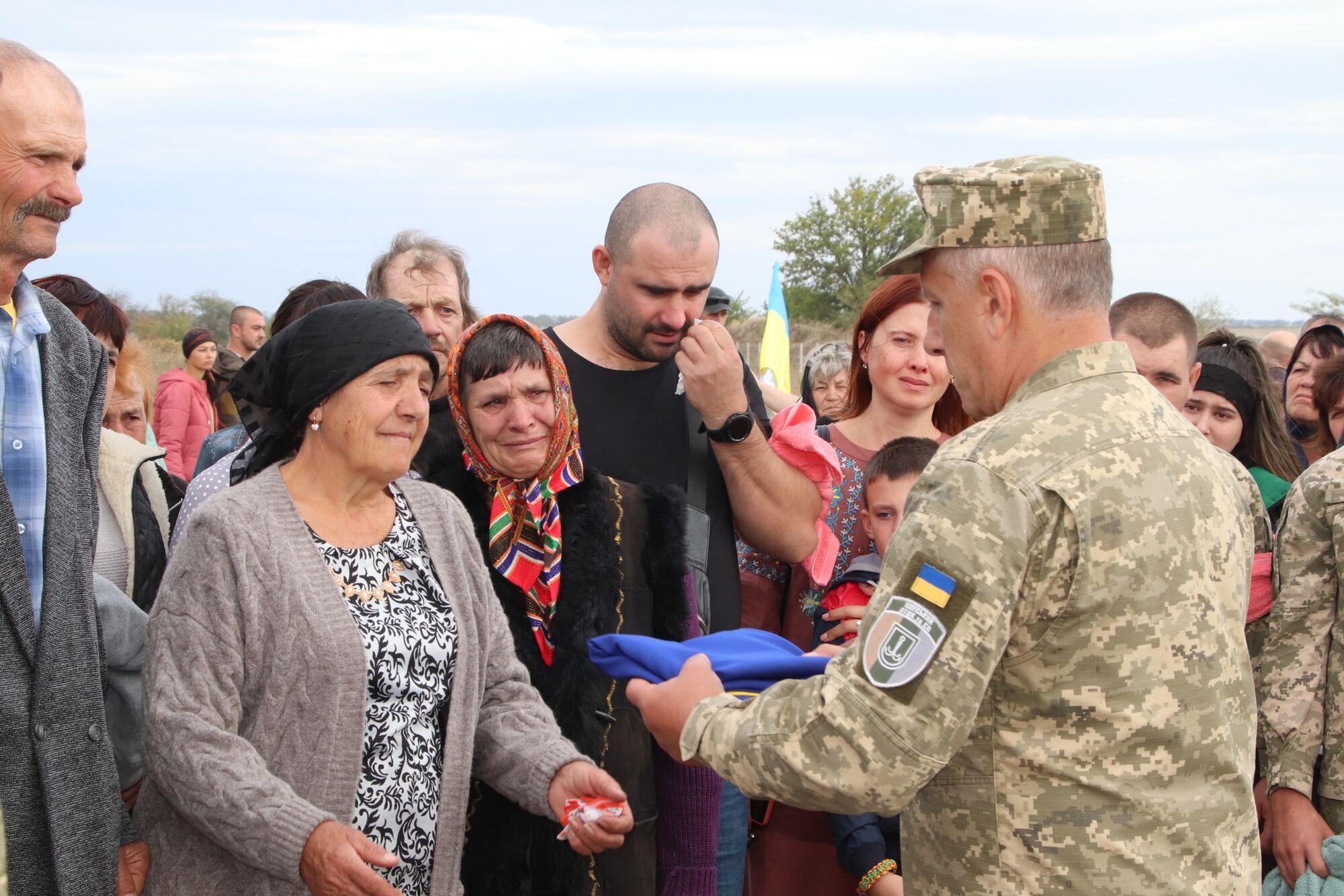 Прапор передали матері воїна