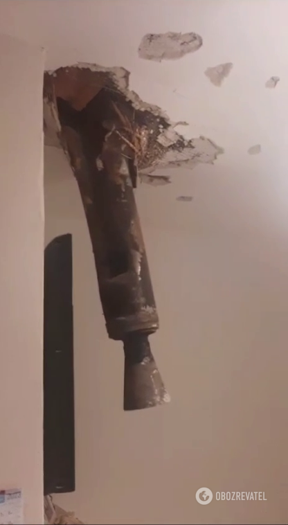 Бойова частина ракети застрягла у стелі