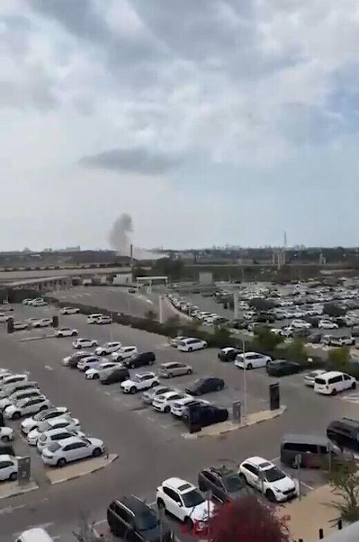 ХАМАС нанес новый удар по Тель-Авиву: ракета упала в районе аэропорта, где находились тысячи человек. Видео