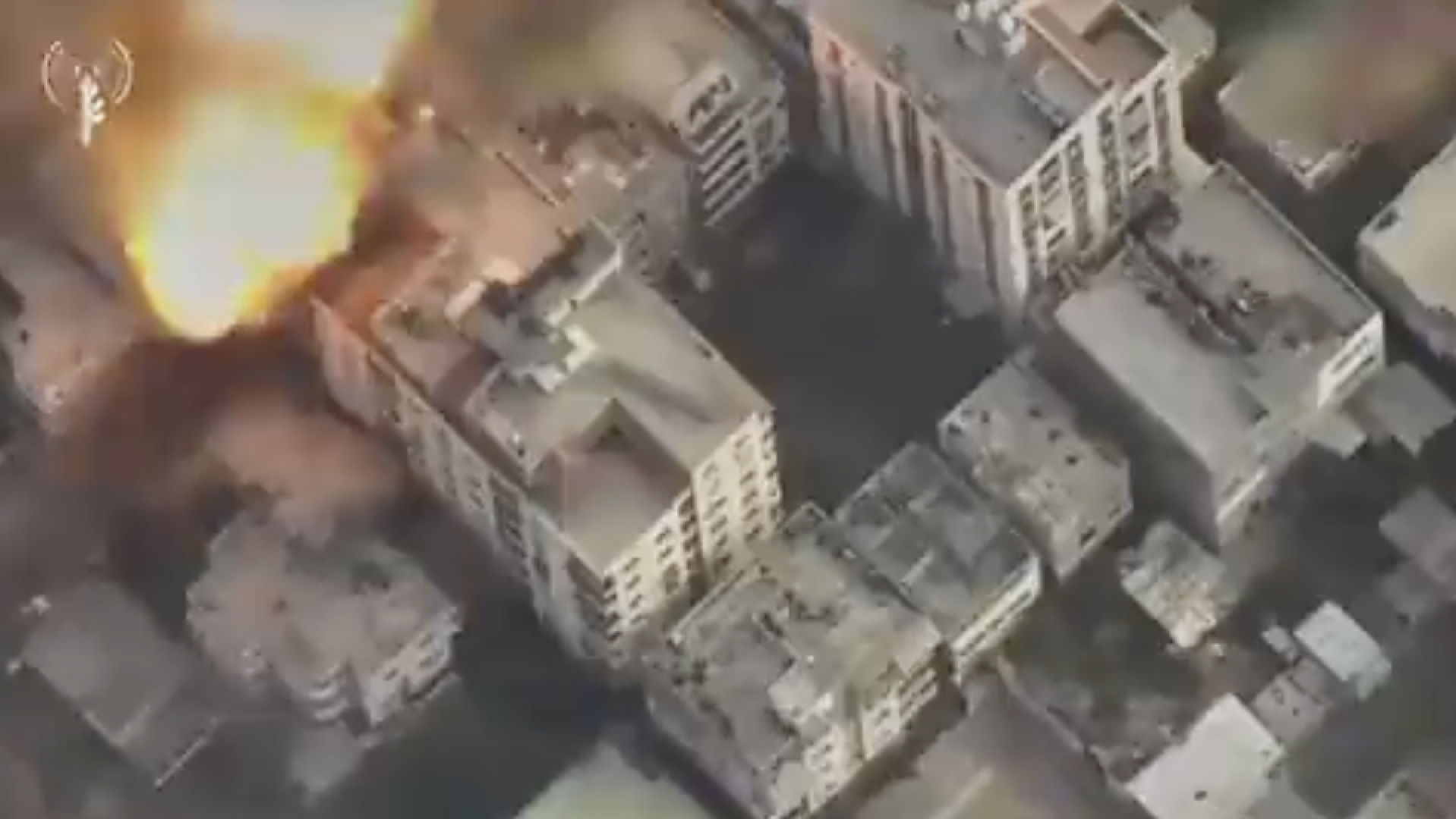 "Под прицелом гнезда террористов": Израиль заявил об авиаударах по городу Газа. Видео