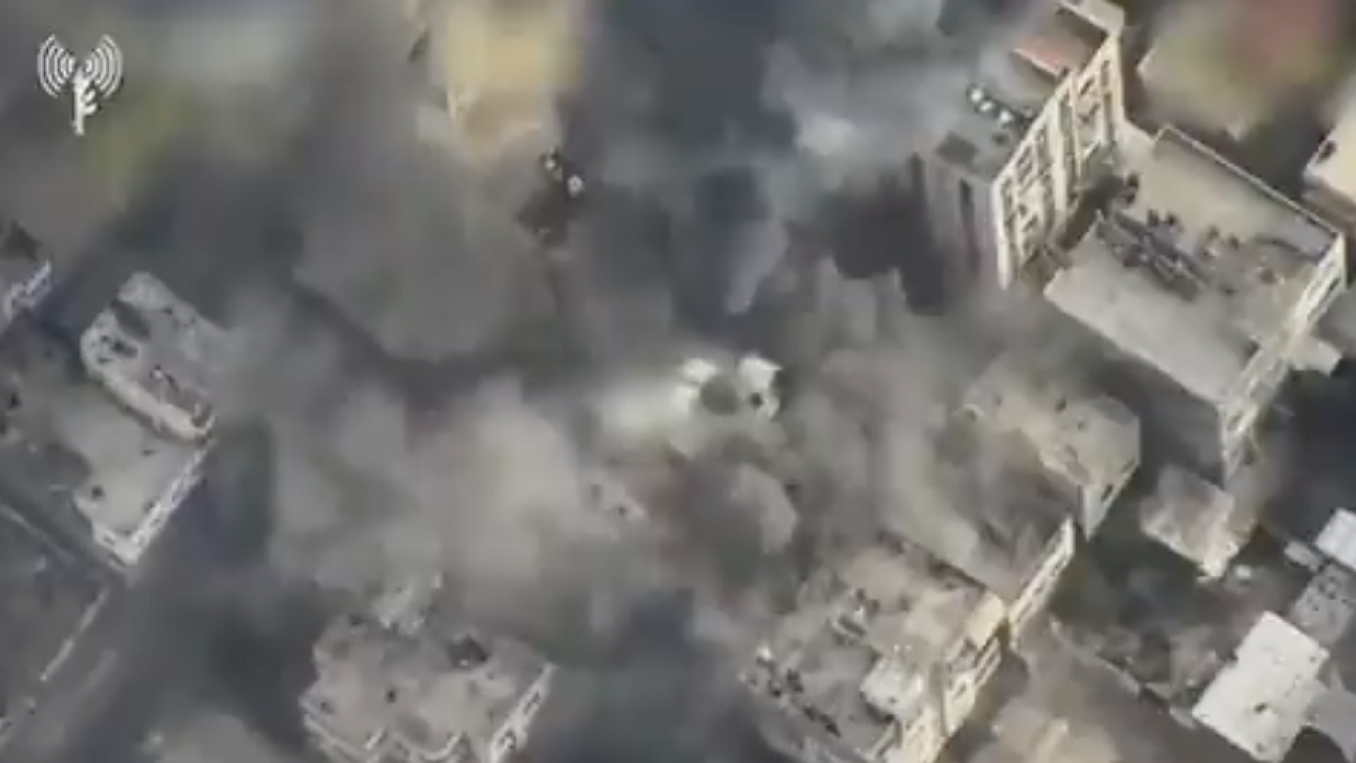 "Под прицелом гнезда террористов": Израиль заявил об авиаударах по городу Газа. Видео