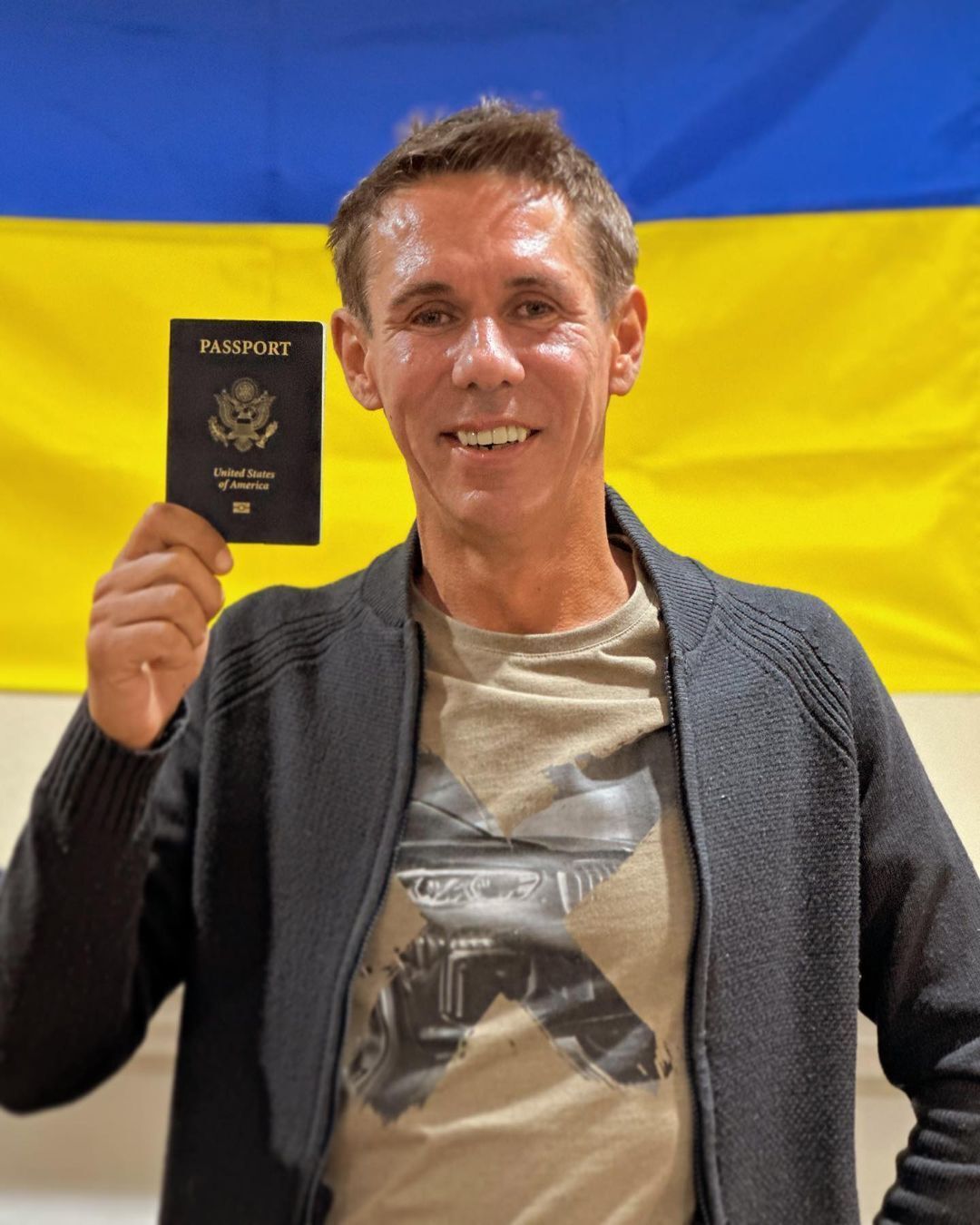 Російський актор Олексій Панін показав новий паспорт на тлі прапора України