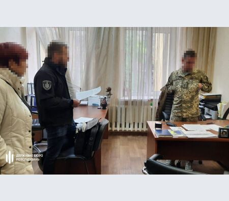 В Киеве работники ТЦК создали беспрецедентную по масштабам схему уклонения от мобилизации: им вручили подозрения. Фото и видео