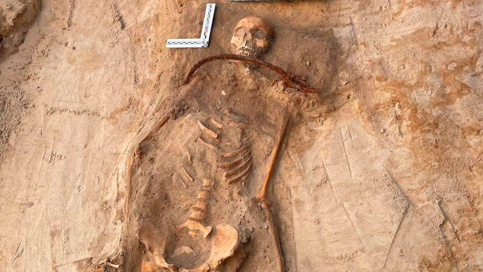 В Польше откопали скелет ребенка, прикованный замком к могиле: "чтобы вампир не воскрес из мертвых". Фото