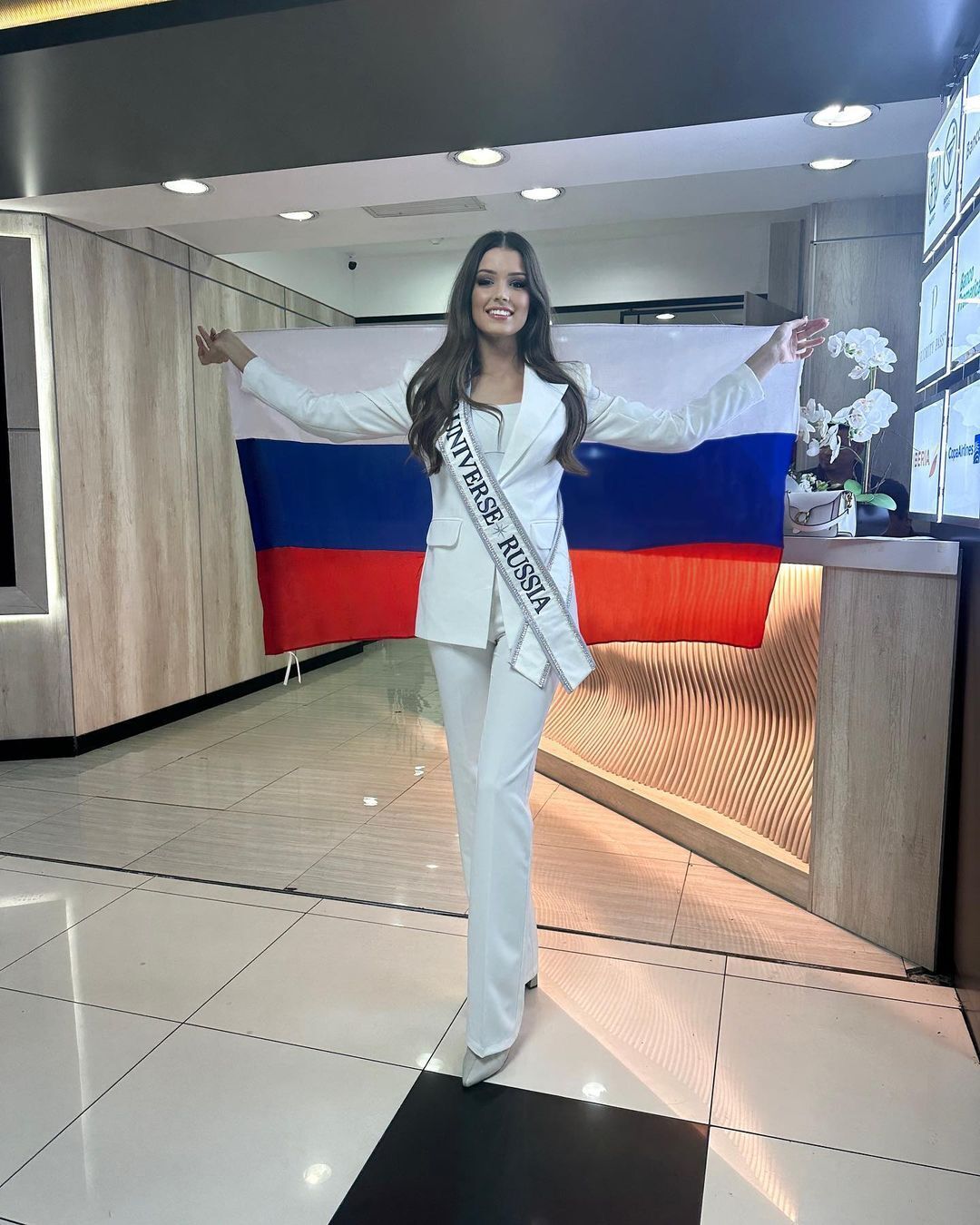 "Мисс Вселенная Украина" Ангелина Усанова прокомментировала отношения с участницей от России: они сидели за одним столом