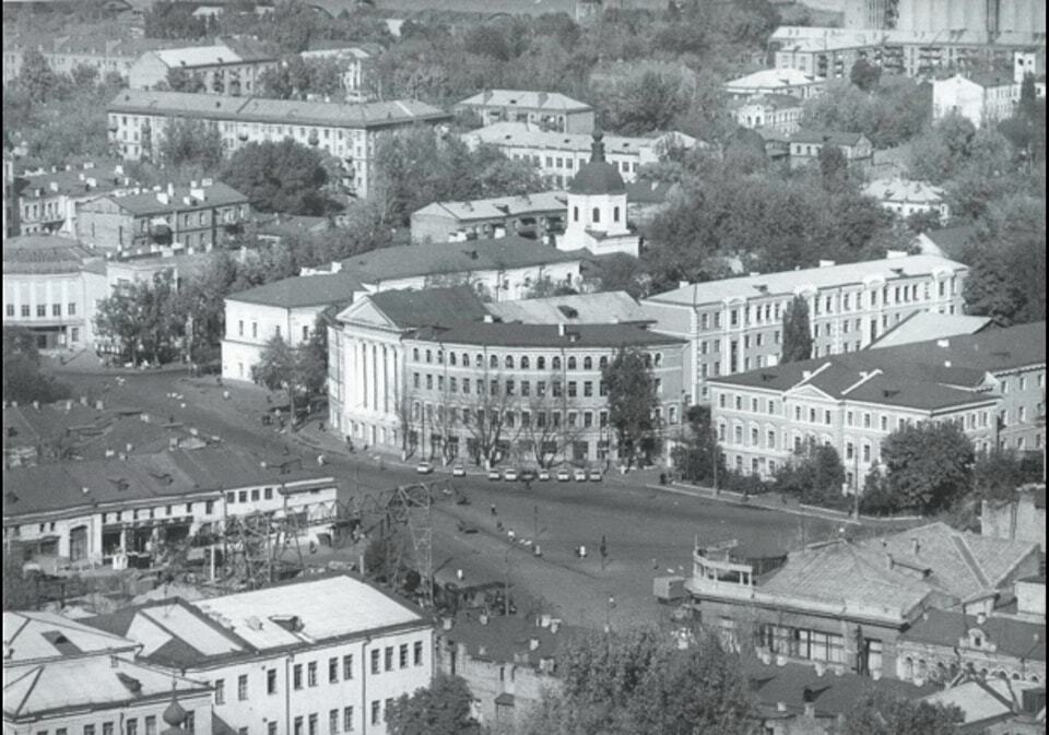 "Чортове колесо" біля Хрещатика та планетарій у костьолі: Київ на фотографіях Володимира Фаліна