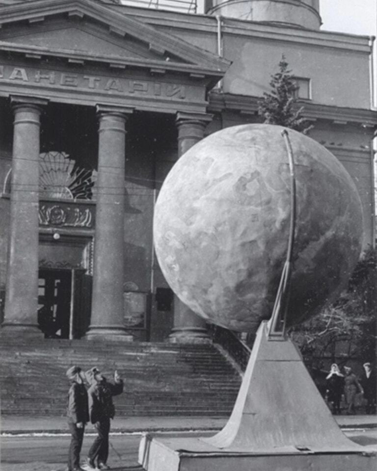 "Чортове колесо" біля Хрещатика та планетарій у костьолі: Київ на фотографіях Володимира Фаліна